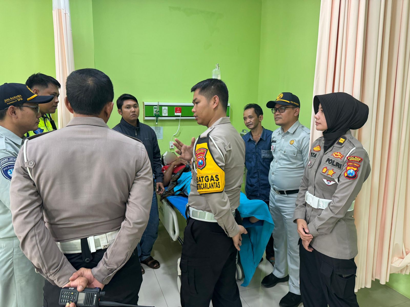 Jasa Raharja menjamin seluruh korban tabrakan antara bus pariwisata pengangkut rombongan peziarah dengan truk tronton yang terjadi di Jalan Raya Pantura, Desa Kemangi, Kecamatan Bungah, Kabupaten Gresik, Jawa Timur
