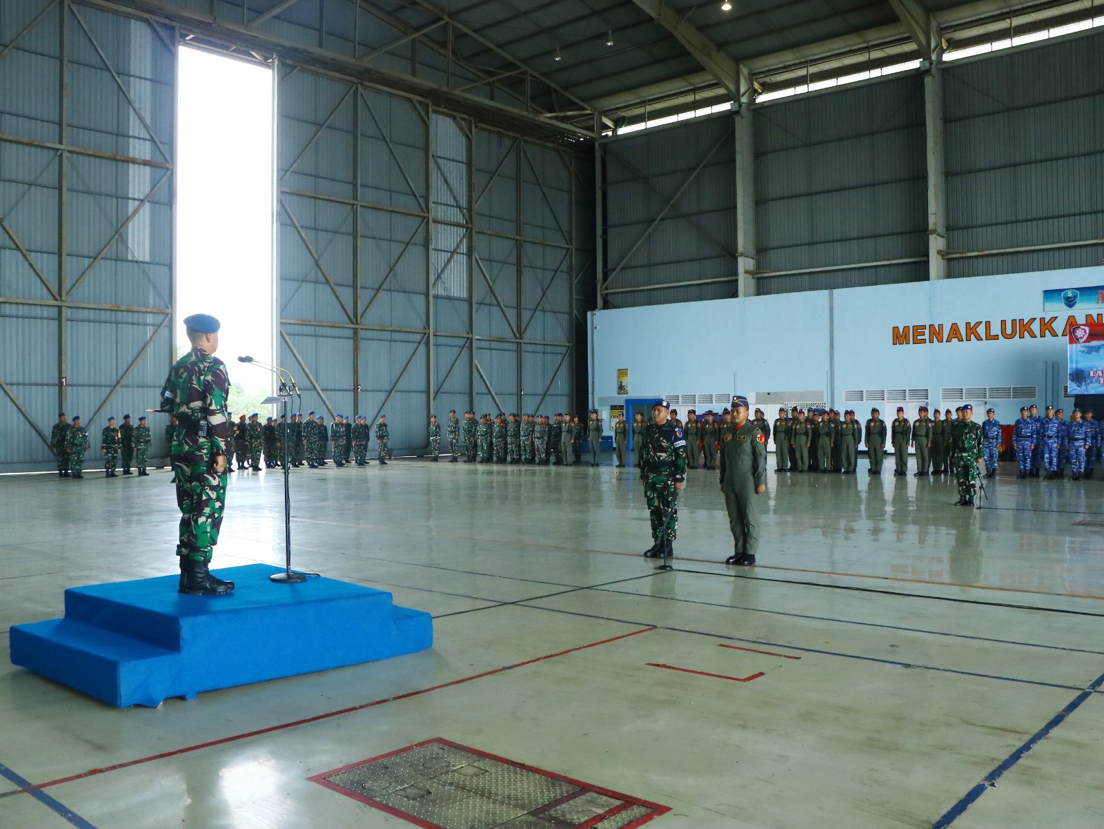 Danlanud Sultan Hasanuddin Marsma TNI Bonang Bayuaji membuka latihan Sriti Gesit tahun 2024, yang ditandai dengan penyematan tanda peserta latihan dan pernyataan pembukaan dalam prosesi upacara di Skadron Udara 5