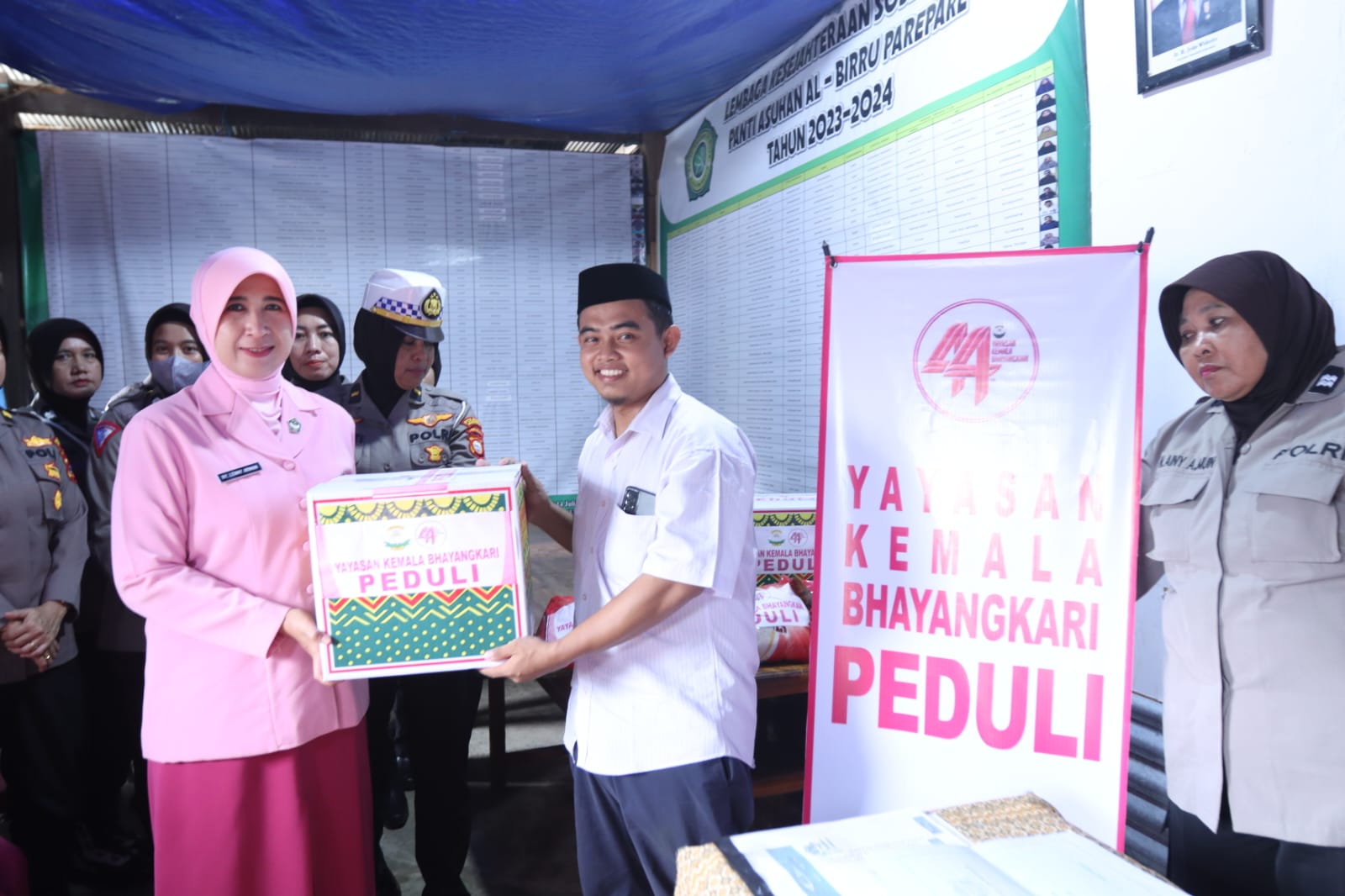 Yayasan Kemala Bhayangkari 19 Cabang Parepare, Sulsel Menggelar kegiatan YKB Peduli mengunjungi Pondok Pesantren dan Panti Asuhan.