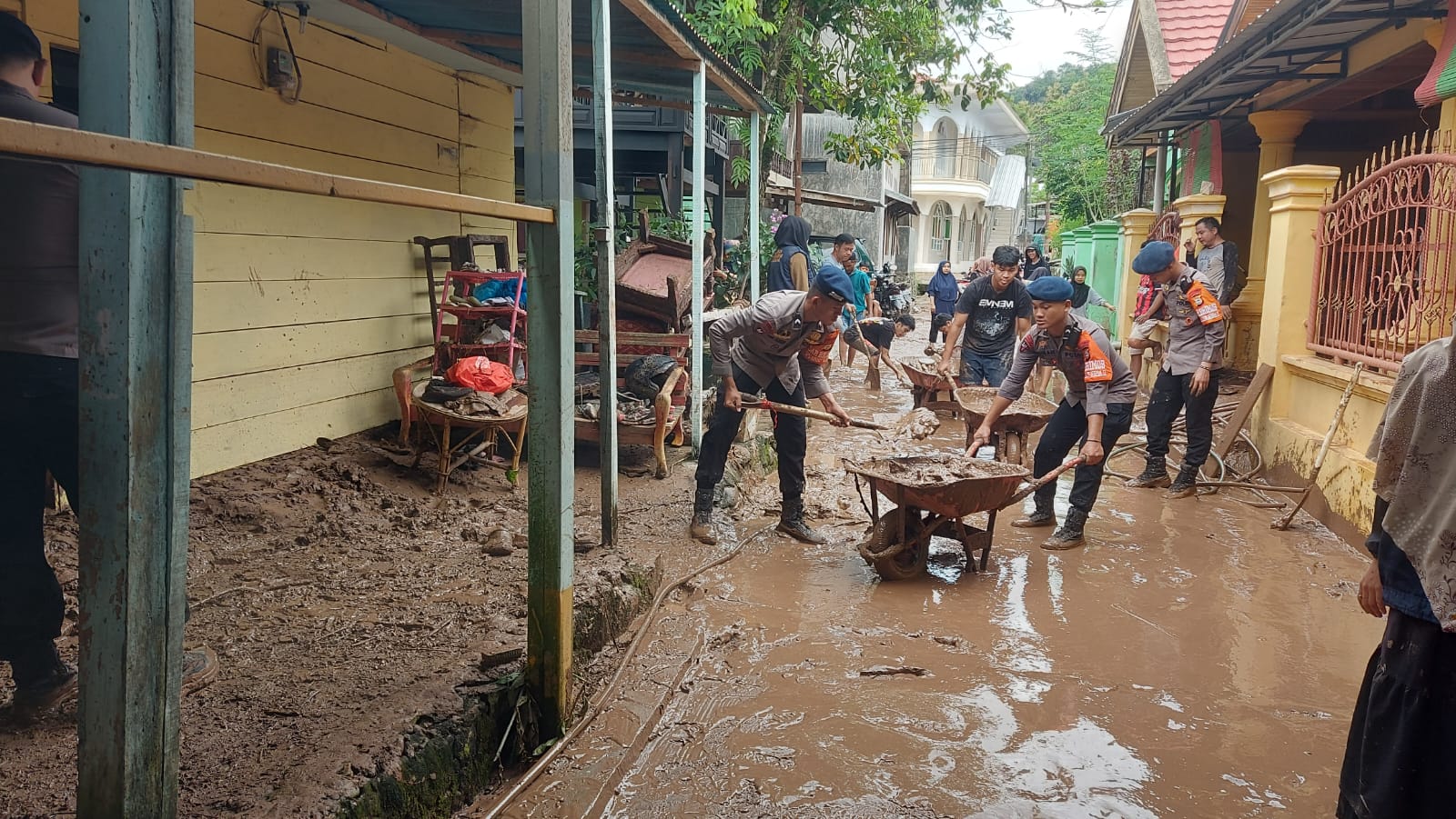 Personel Tim SAR Batalyon B Pelopor Satuan Brimob Polda Sulawesi selatan (Sulsel), melaksanakan misi pembersihan di rumah-rumah yang terkena dampak bencana alam