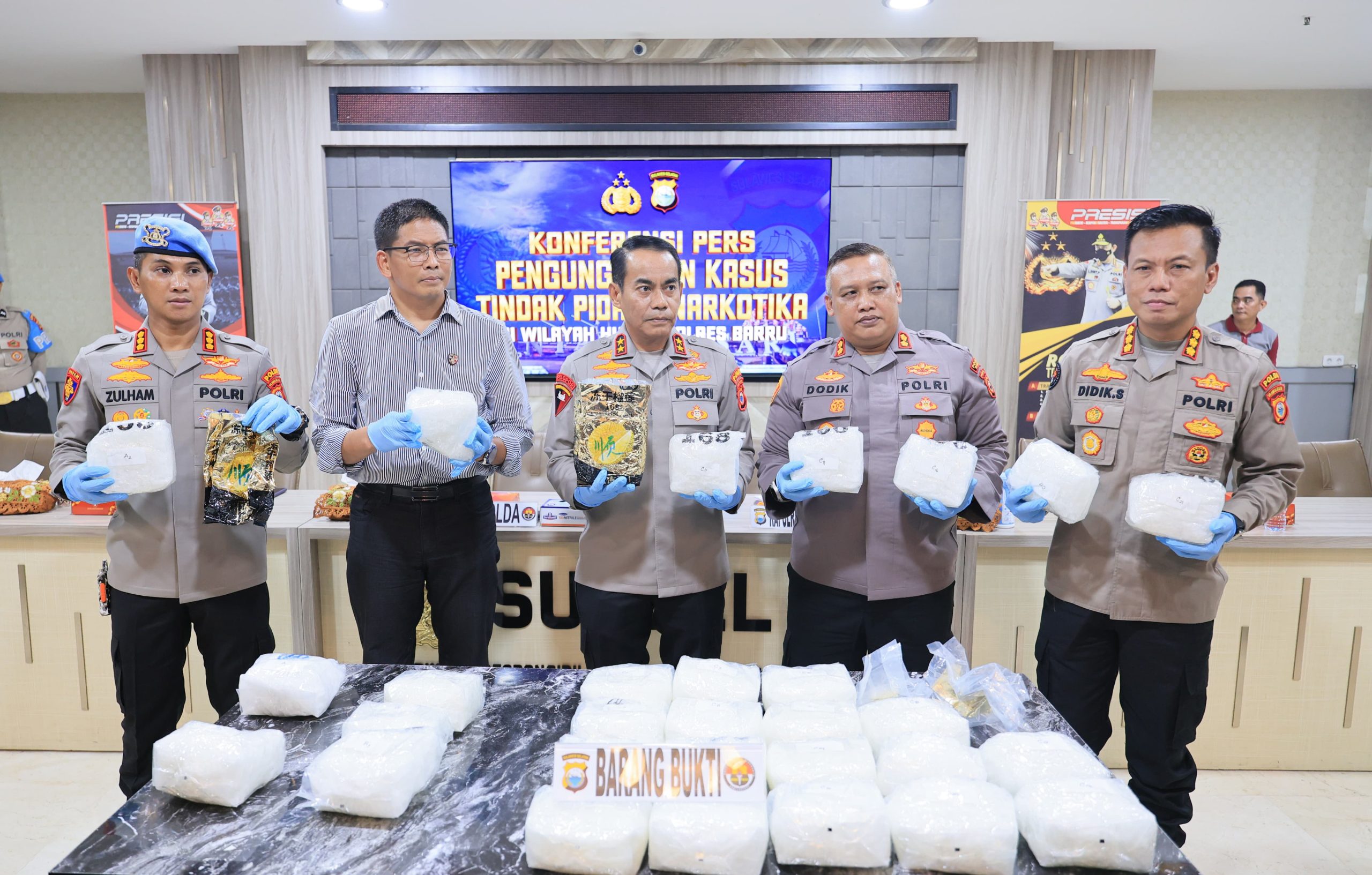 Kepala Kepolisian Daerah (Kapolda) Sulawesi selatan (Sulsel) Irjen Pol Andi Rian R Djajadi, menggelar Press Release atas keberhasilan Satuan Reserse Narkoba Polres Barru yang menggagalkan penyelundupan Narkoba jenis Sabu-sabu 