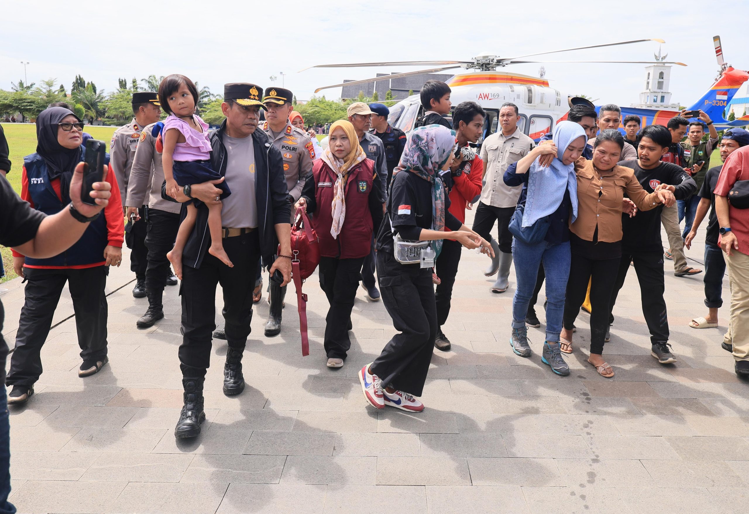 Kapolda Sulsel Irjen Andi Rian R Djajadi memimpin langsung penyaluran bantuan logistik  melalui jalur transportasi udara yakni Helikopter, kepada warga terdampak banjir & tanah longsor di wilayah Kabupaten Luwu, Sulawesi selatan (Sulsel)