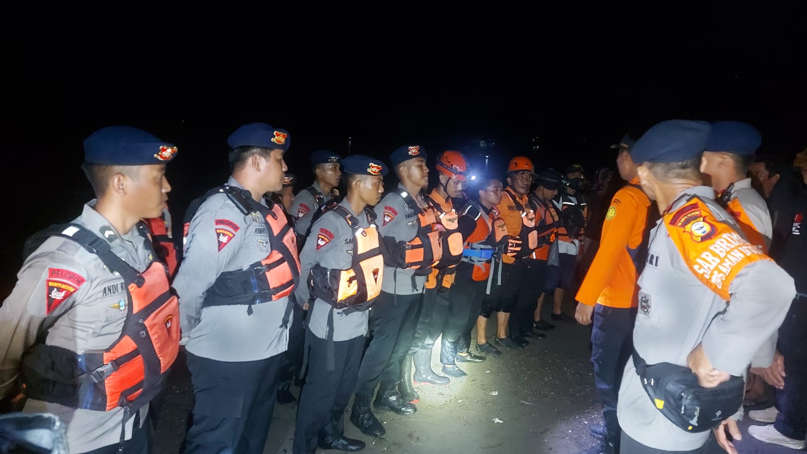 Tim SAR Batalyon B Pelopor Satbrimob Polda Sulsel bersama Basarnas  bergerak cepat dalam upaya pencarian orang hilang  atas Lk Jasman (44) di perairan Kabupaten Barru, Sulawesi selatan
