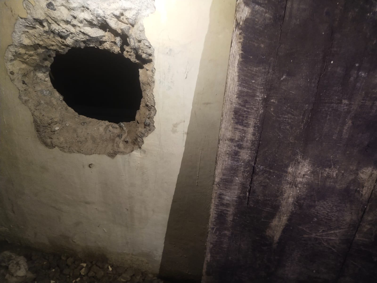Lubang dinding yang terdapat dalam Rumah tahanan Polres Barru, diduga menjadi jalan bagi 5 tahanan tersebut kabur.