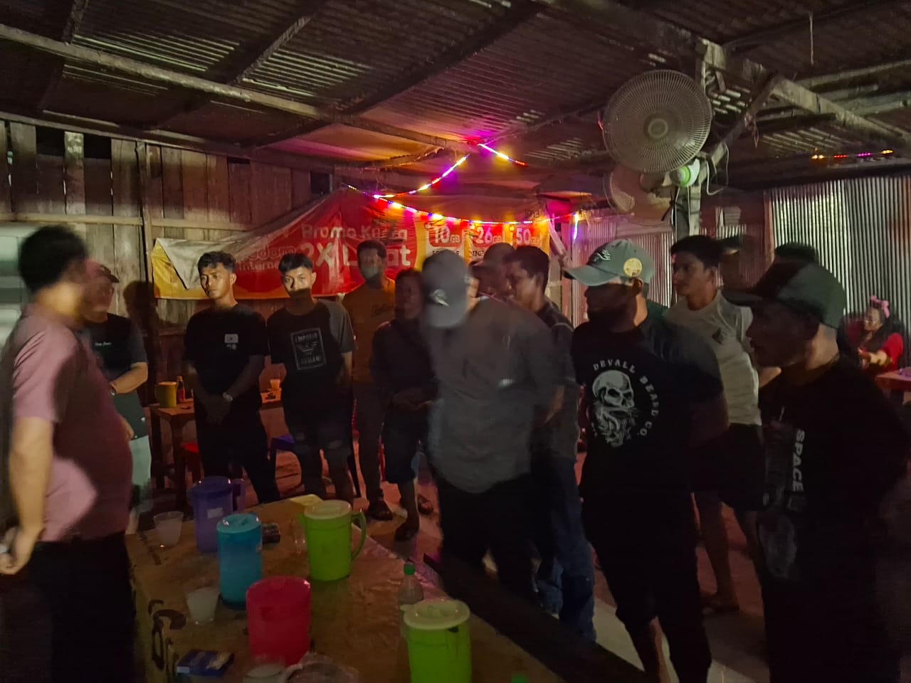 Suasana saat aparat polsek Soreang Polres Parepare melakukan operasi miras