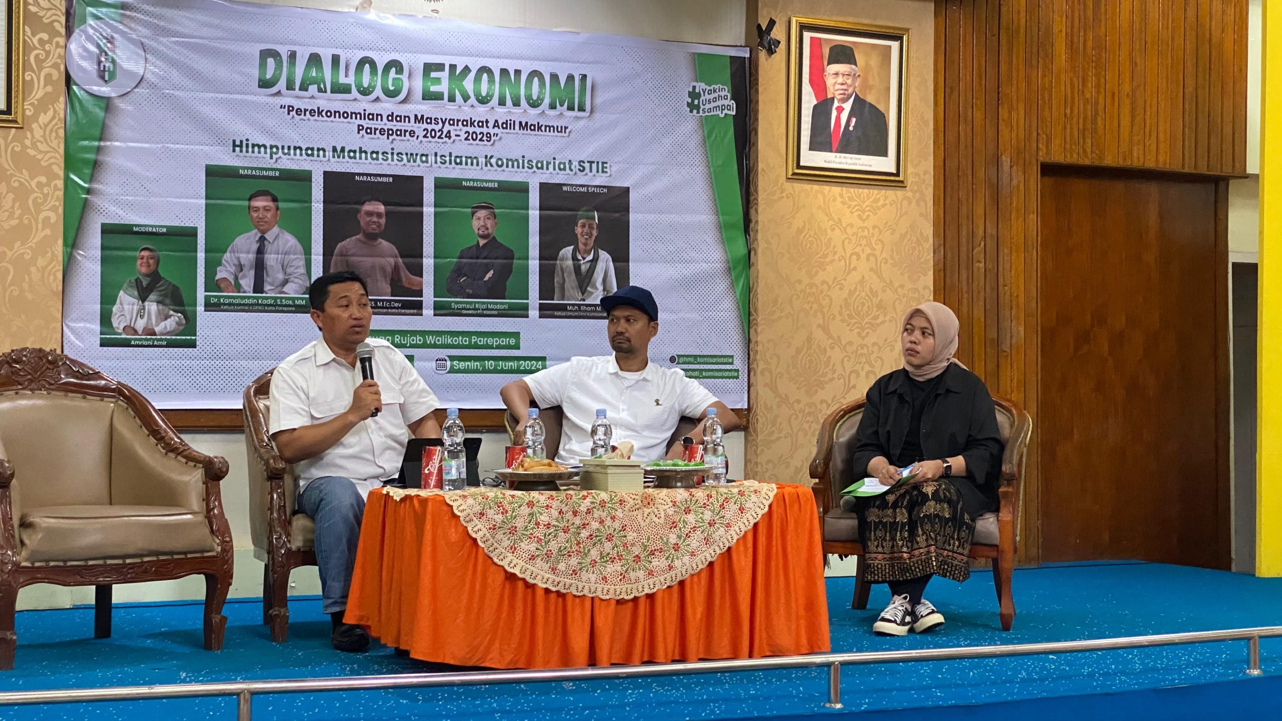 Dr.  Kamaluddin kadir., S.Sos, MM selaku perwakilan DPRD Kota Parepare, saat menjadi pembicara dalam dialog ekonomi yang digelar HMI komisariat STIE Cabang Parepare