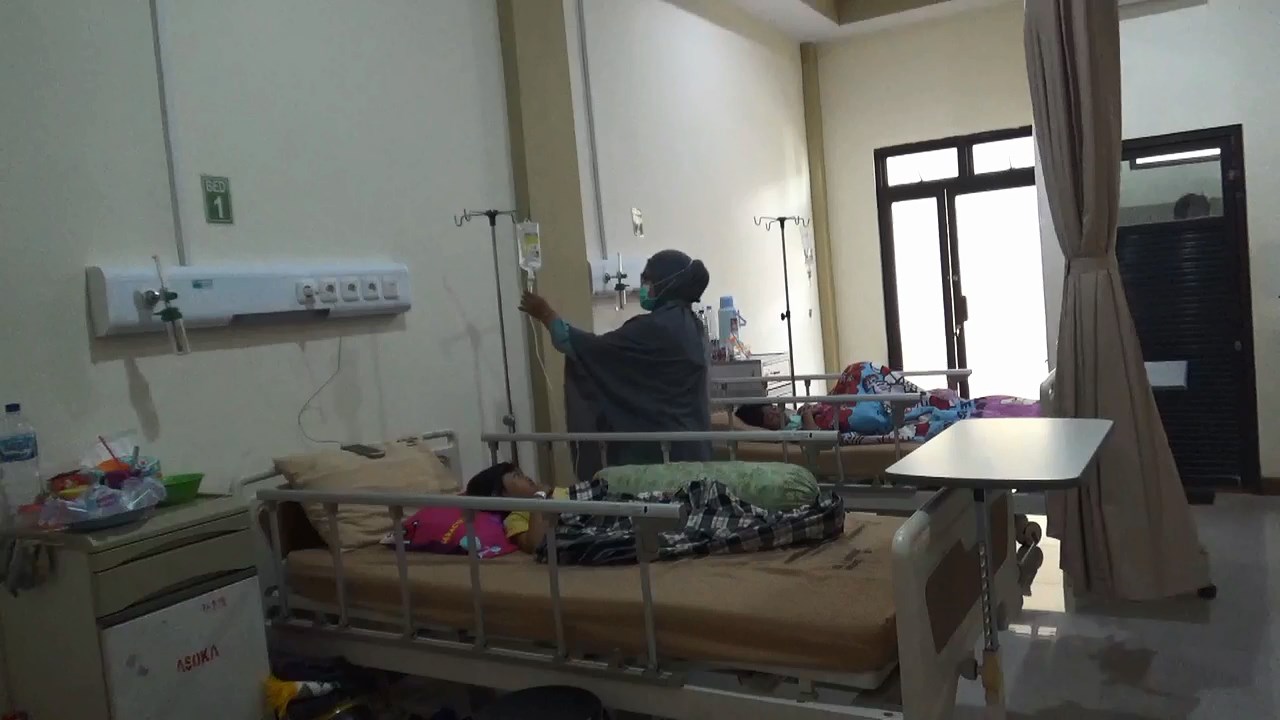 Pasien DBD di RSUD Andi Makkasau sedang mendapat pelayanan kesehatan oleh perawat 