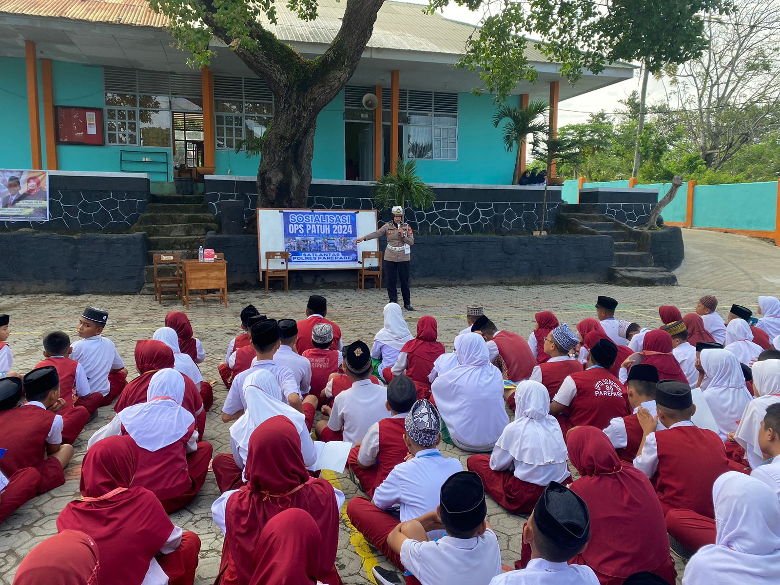 Ipda Sumiati, Kanit Kamsel Sat Lantas Polres Parepare, saat memberikan materi tentang tertib berlalulintas di SMP Tsanawiyah, pada Operasi patuh pallawaw 2024