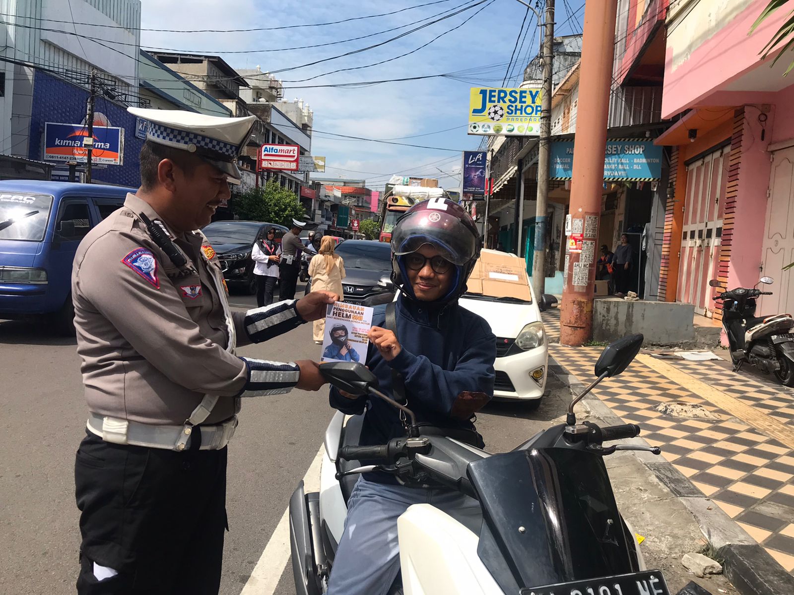 Petugas sat lantas polres Parepare, Sulsel, memberikan brosur berisi pesan keselamatan berlalulintas saat operasi patuh pallawa 2024