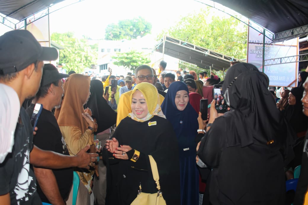 Balon wali kota Parepare, Erna Rasyid Taufan menyalami warga saat sosialisasi