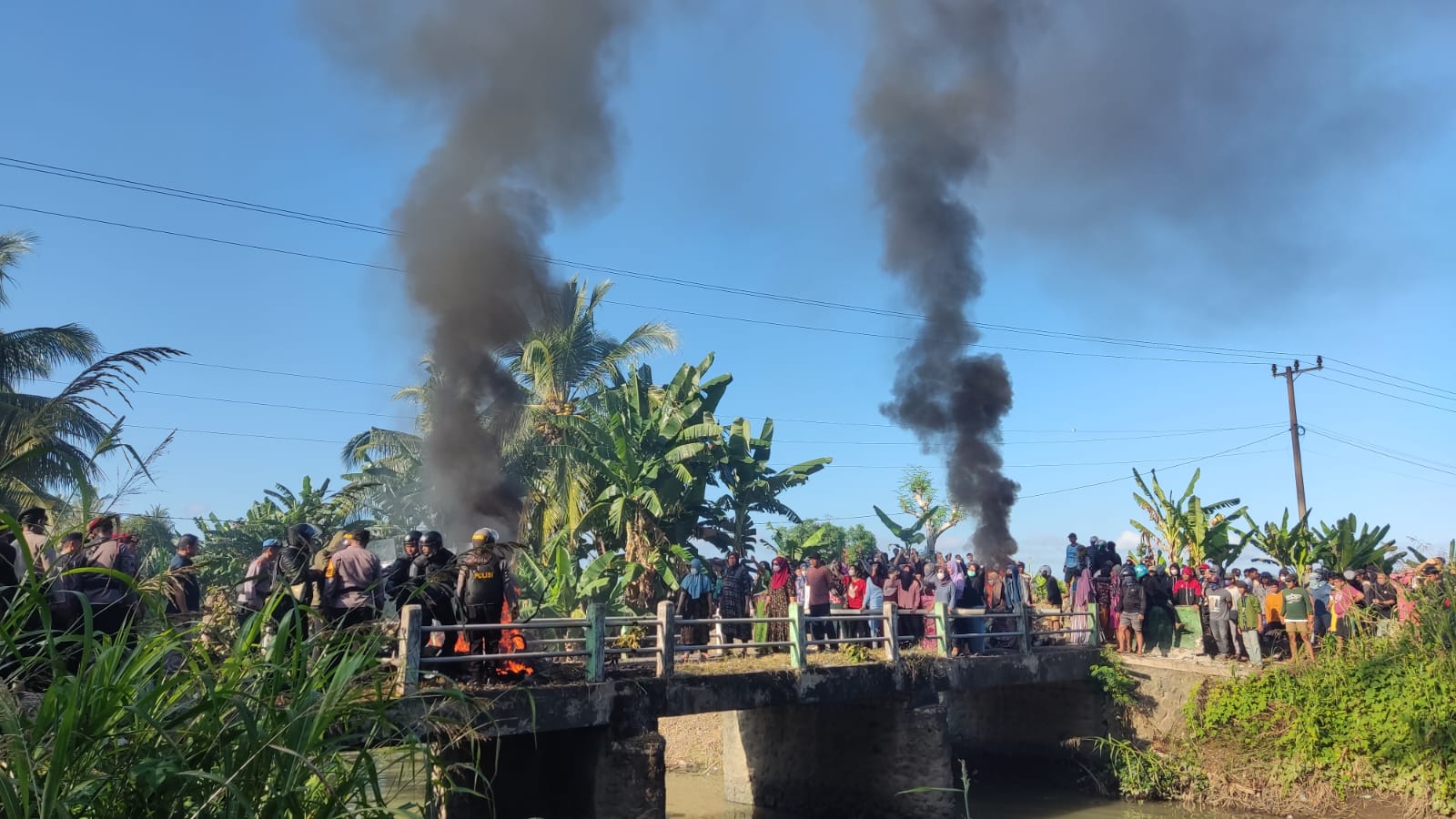 Suasana saat akan dilakukan eksekusi lahan di Maroneng, kecamatan Duampanua, Kabupaten Pinrang, Sulsel. Mereka memblokade petugas menolak eksekusi.