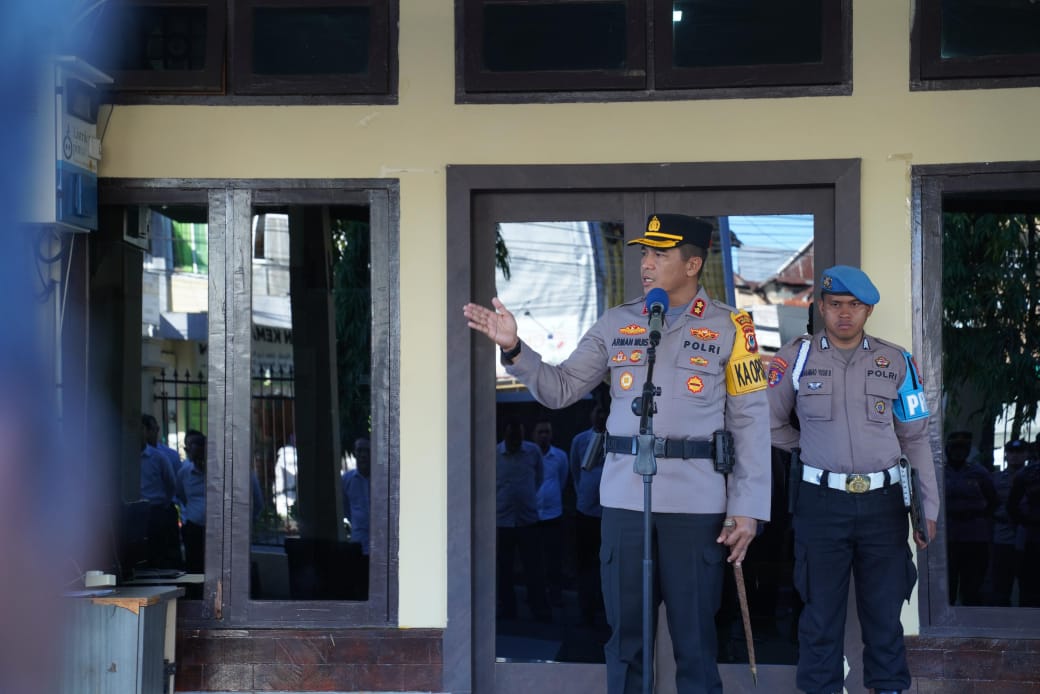Kapolres Parepare, Akbp. Arman Muis saat memimpin apel di Mako Polres Parepare