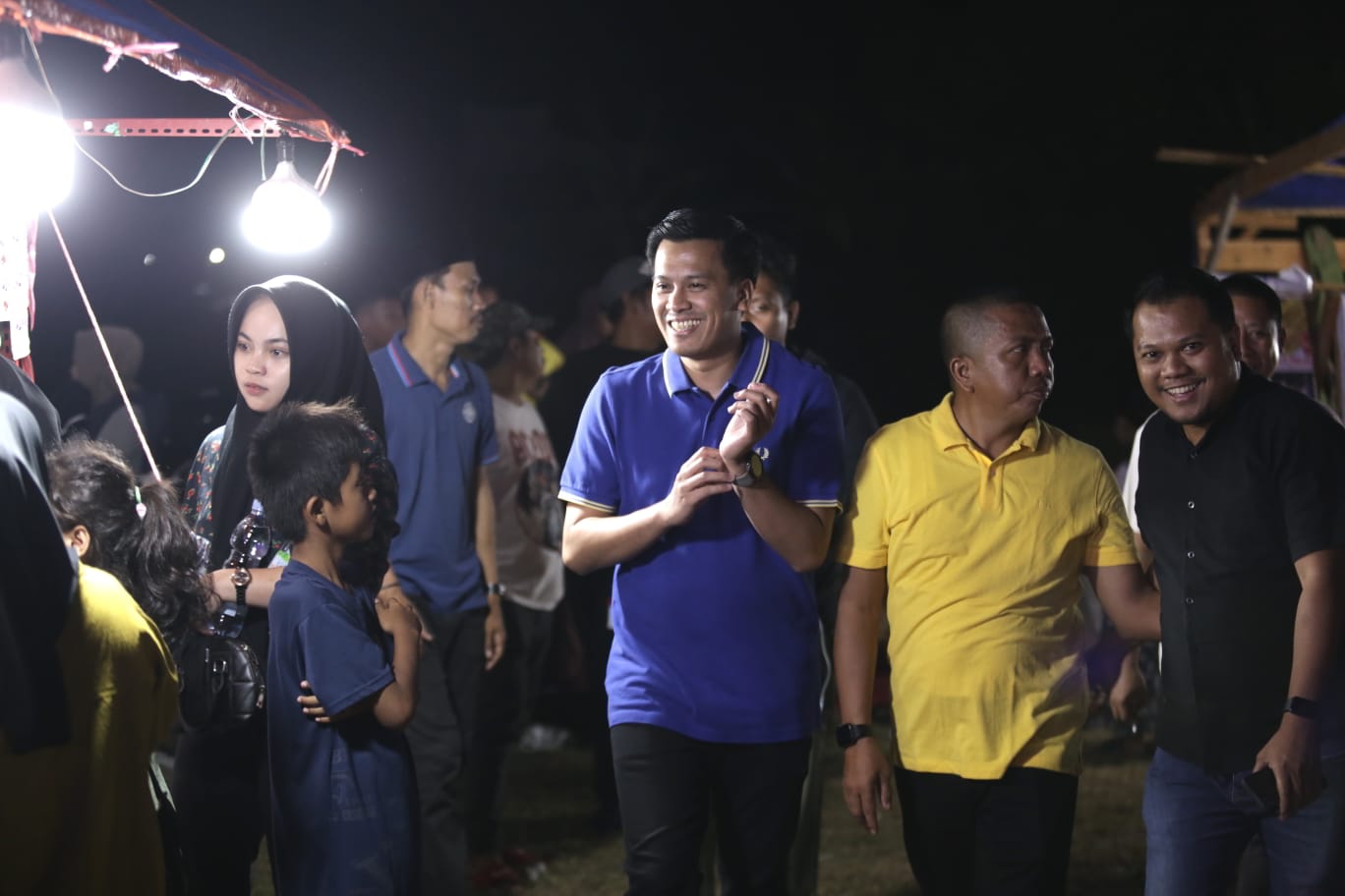 ANH berkeliling sambil menyapa pengunjung yang mayoritas warga Parepare juga para pelaku Usaha Mikro, Kecil, dan Menengah (UMKM) yang saat berkunjung di pasar malam .