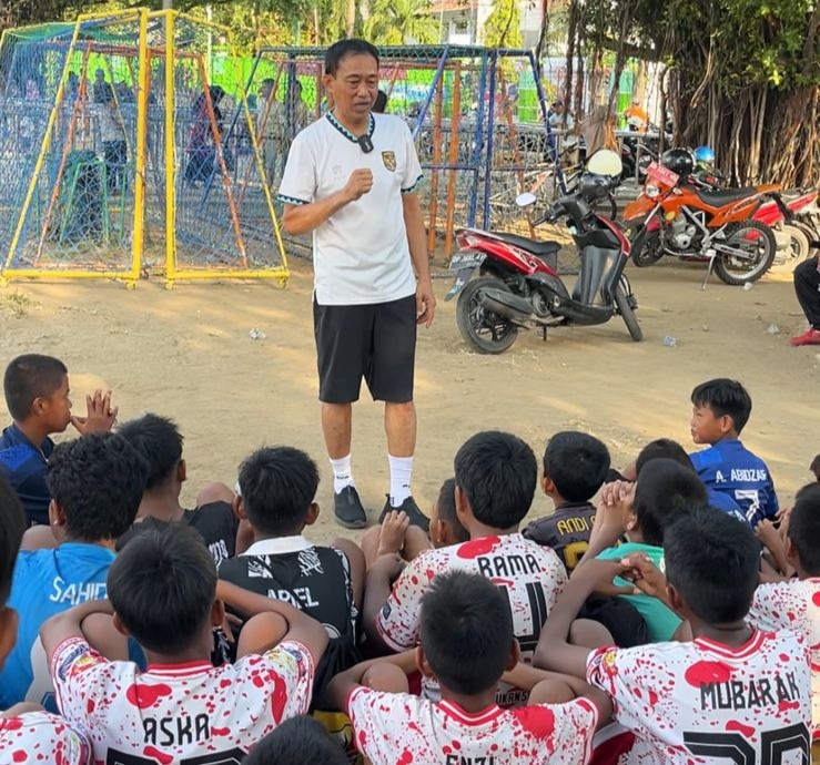 Rahmat Sjamsu Alam berinteraksi dengan para atlet muda sepak bola yang tergabung dalam Sekolah sepakbola (SSB) usai jogging di lapangan Andi Makkasau Parepare.