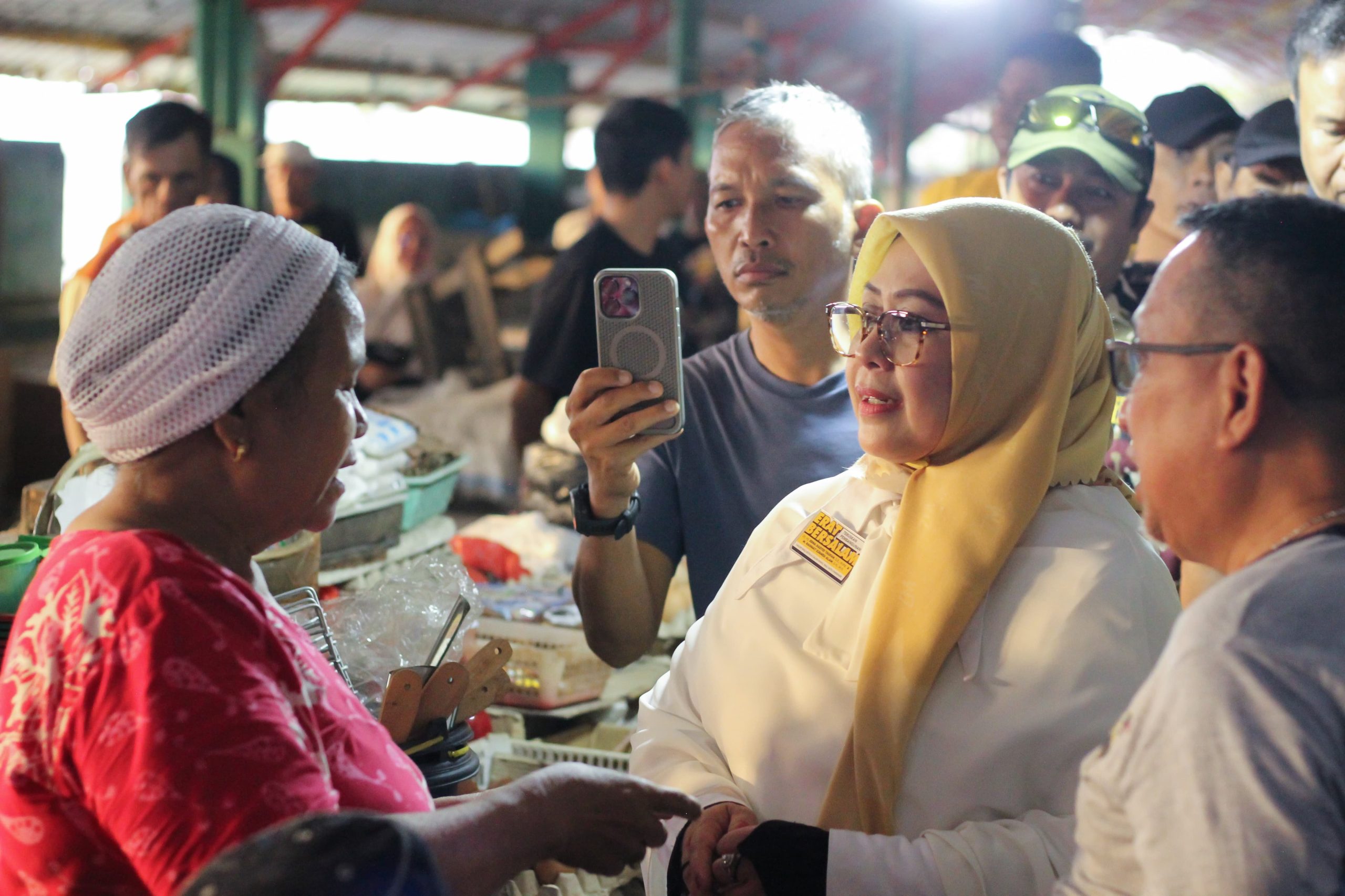 calon Wali Kota Erna Rasyid Taufan menyapa pedagang saat blusukan di Pasar Senggol kota Parepare.