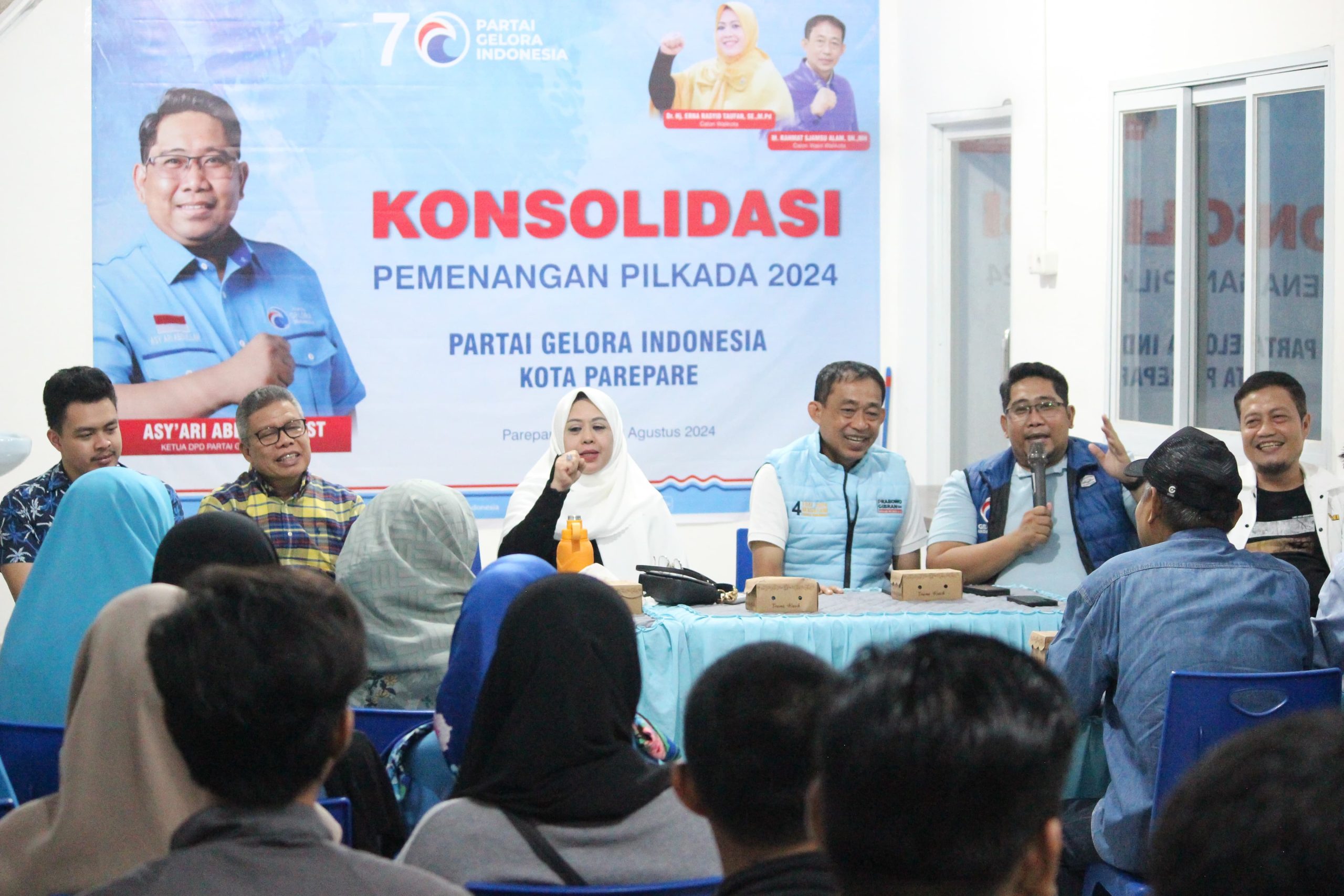 Pasangan calon walikota Parepare Erna Rasyid Taufan dan Wakil Walikota Rahmat Sjamsu Alam menunjukkan soliditas dengan partai pengusungnya