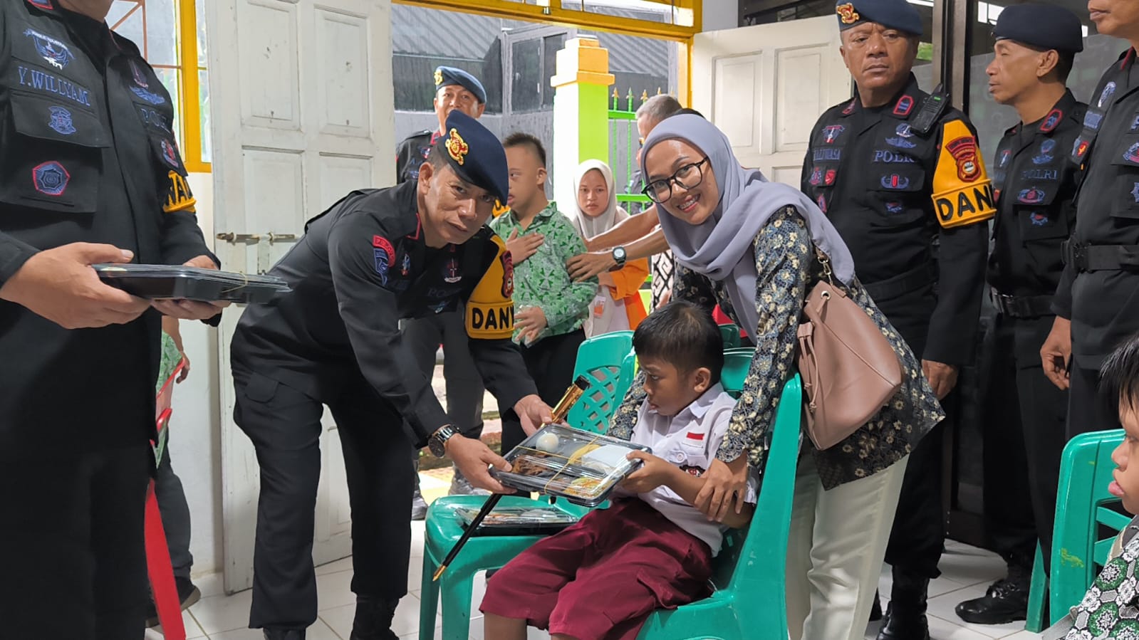 Komandan Batalyon B Pelopor Satbrimob Polda Sulsel Kompol Ramli didampingi istri memberikan asupan makanan bergizi kepada siswa SLB di Parepare