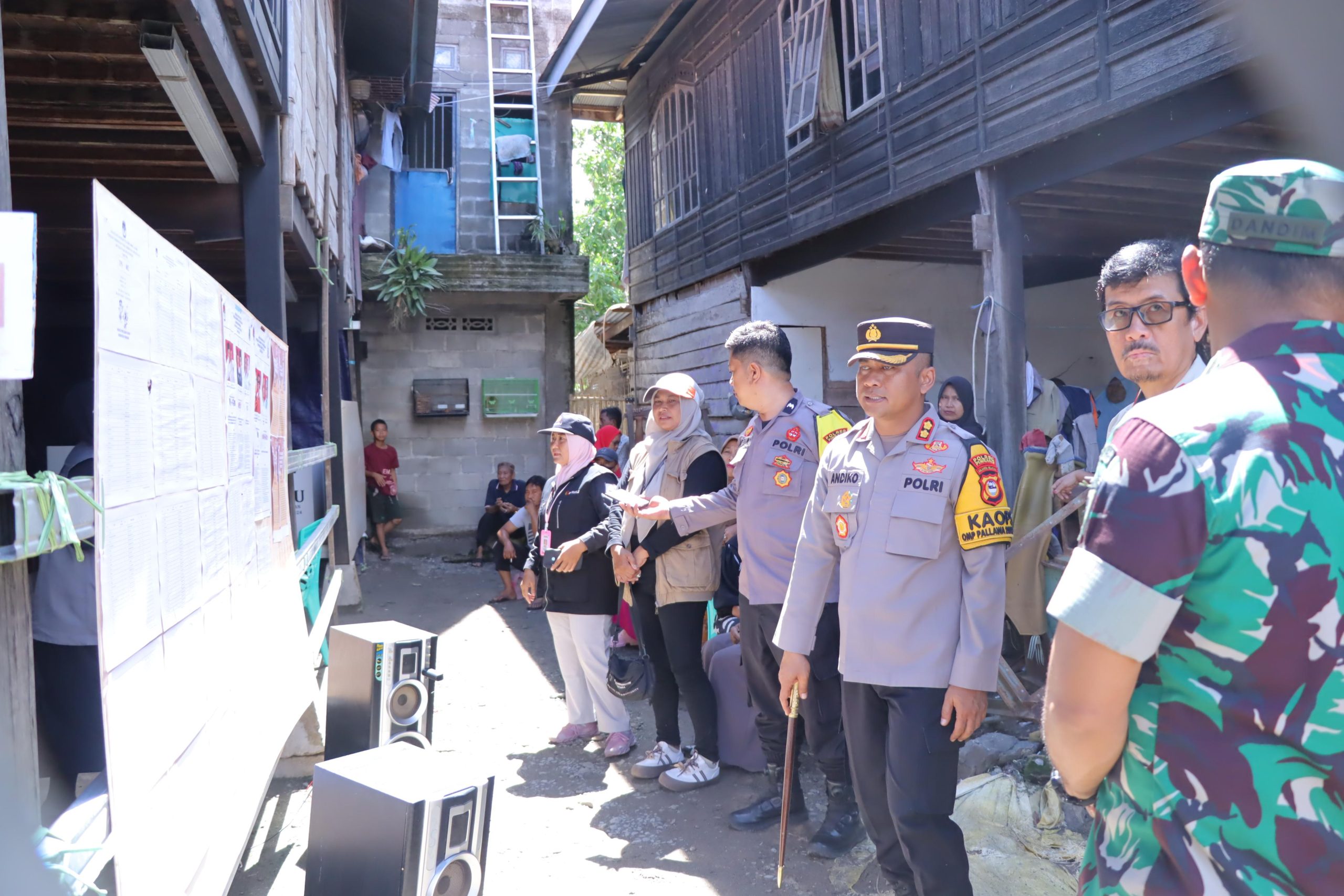 Kapolres Pinrang AKBP Andiko Wicaksono, bersama Forum Komunikasi Pimpinan Daerah (Forkopimda) Kabupaten Pinrang, Sulawesi selatan, memantau jalannya proses pemungutan suara di sejumlah TPS pada Pilkada serentak 2024, Rabu, 27 November 2024.

