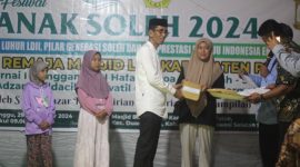 Suasana penyerahan hadiah kepada pemenang lomba, dalam kegiatan Festival Anak Sholeh DPD LDII Kabupaten Pinrang