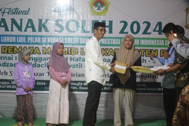 Suasana penyerahan hadiah kepada pemenang lomba, dalam kegiatan Festival Anak Sholeh DPD LDII Kabupaten Pinrang