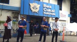 Pegawai KPPBC TMPC Parepare membagikan snack dan stiker HAKORDIA kepada masyarakat.  Jumat, 6 Desember 2024