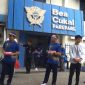 Pegawai KPPBC TMPC Parepare membagikan snack dan stiker HAKORDIA kepada masyarakat.  Jumat, 6 Desember 2024