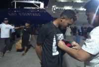 Polisi berseragam preman melakukan pemeriksaan barang penumpang yagn baru turun di pelabuhan nusantara Parepare 