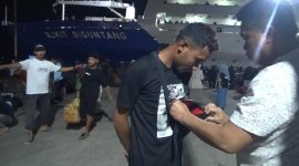 Polisi berseragam preman melakukan pemeriksaan barang penumpang yagn baru turun di pelabuhan nusantara Parepare 