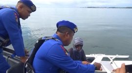 Aparat Ditpolair Polda Sulsel sedang memberikan surat edaran peringatan dini cuaca ekstrem dari BMKG saat melakukan Patroli penyisiran di perairan Parepare-Pinrang, Sulsel.