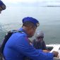Aparat Ditpolair Polda Sulsel sedang memberikan surat edaran peringatan dini cuaca ekstrem dari BMKG saat melakukan Patroli penyisiran di perairan Parepare-Pinrang, Sulsel.