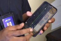 Jurnalis Rajawali Televisi (RTV), Ridha Yansa, memperlhatkan kondisi Handphonenya yagn digunakan merekam aksi demonstrasi maasiswa rusak diduga dilakukan oleh oknum polisi di Gorontalo saat melakukan tugas pengamanan aksi 