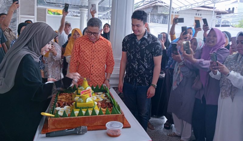Ketua DPD I Partai Golkar Kota Parepare, Sulawesi selatan, Erna Rasyid Taufan, menggelar Tasyakkuran bersama kerabat dan juga sejumlah masyarakat Kota Parepare, dalam rangka Ulang tahun yang ke 58 tahun