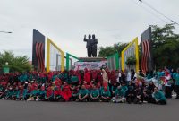 kampanye cegah penyebaran AIDS dipusatkan di pelataran monument patung cinta Habibie dan Ainun kota Parepare, Minggu, 1 Desember 2024. 