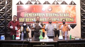 Satuan Reserse Narkoba Polres Pinrang melaksanakan kegiatan pemusnahan barang bukti narkotika jenis sabu-sabu, di Aula Wicaksana Laghawa Polres Pinrang. Kamis, 5 Desember 2024 