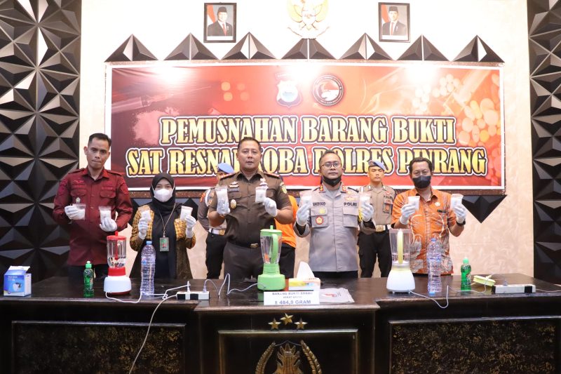 Satuan Reserse Narkoba Polres Pinrang melaksanakan kegiatan pemusnahan barang bukti narkotika jenis sabu-sabu, di Aula Wicaksana Laghawa Polres Pinrang. Kamis, 5 Desember 2024 