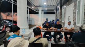 Ketua tim pemenangan Kaharuddin Kadir, saat memimpin konferensi pers