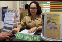 Plt. Kabid Infokom, Martha Iskandar, saat memberikan pelayanan bagi pasien di RSUD Andi Makkasau Parepare