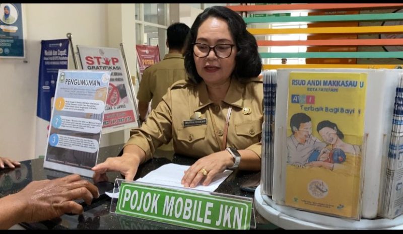 Plt. Kabid Infokom, Martha Iskandar, saat memberikan pelayanan bagi pasien di RSUD Andi Makkasau Parepare