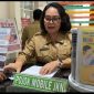 Plt. Kabid Infokom, Martha Iskandar, saat memberikan pelayanan bagi pasien di RSUD Andi Makkasau Parepare
