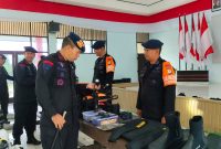 Komandan Batalyon B Pelopor Satuan Brimob Polda Sulsel Kompol Ramli, mengecek peralatan SAR saat apel siaga bencana di aula Mappagiling Batalyon B Pelopor lebih tepatnya jalan Chalik Kelurahan Sumpang Minangae Kecamatan Bacukiki Barat Kota Parepare