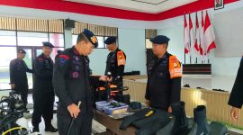 Komandan Batalyon B Pelopor Satuan Brimob Polda Sulsel Kompol Ramli, mengecek peralatan SAR saat apel siaga bencana di aula Mappagiling Batalyon B Pelopor lebih tepatnya jalan Chalik Kelurahan Sumpang Minangae Kecamatan Bacukiki Barat Kota Parepare