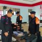 Komandan Batalyon B Pelopor Satuan Brimob Polda Sulsel Kompol Ramli, mengecek peralatan SAR saat apel siaga bencana di aula Mappagiling Batalyon B Pelopor lebih tepatnya jalan Chalik Kelurahan Sumpang Minangae Kecamatan Bacukiki Barat Kota Parepare