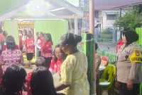 Suasana perayaan ibadah dalam merayakan hari natal di Gereja Kemenangan Iman Indonesia (GKII) di Jalan Takkalao Lr. Sikamali, Kelurahan Bukit Indah, Kecamatan Soreang, Kota Parepare, dengan pengawalan dari personel Polsek Soreang Polres Parepare