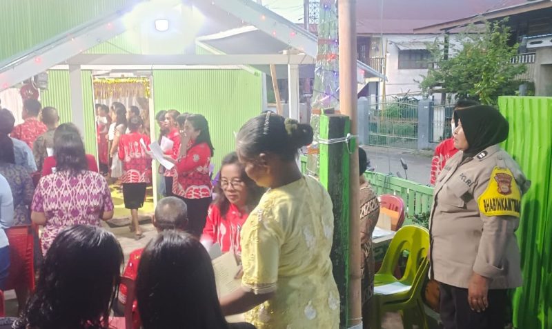 Suasana perayaan ibadah dalam merayakan hari natal di Gereja Kemenangan Iman Indonesia (GKII) di Jalan Takkalao Lr. Sikamali, Kelurahan Bukit Indah, Kecamatan Soreang, Kota Parepare, dengan pengawalan dari personel Polsek Soreang Polres Parepare