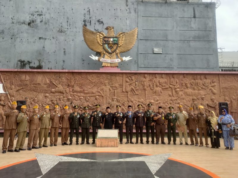 Foto bersama usai melaksanakan upacara peringatan Hari korban 40 ribu jiwa di monumen korban 40 ribu jiwa kota Parepare.