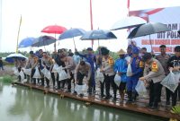 Polda Sulawesi Selatan (Sulsel) melalui Direktorat Polisi Air dan Udara (Dit Polairud) 
melakukan kegiatan penaburan benih ikan nila dan ikan mas di Empang Panaikang, Makassar, yang dikelola oleh dua Kelompok Tani Tambak, dalam mendukung program Ketahanan Pangan Nasional. 