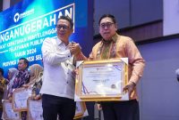Pj Wali Kota Parepare Abdul Hayat Gani,menerima penghargaan dari Ombudsman atas Penyelenggaraan pelayanan publik di Kota Parepare sukses meraih hasil yang baik