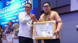 Pj Wali Kota Parepare Abdul Hayat Gani,menerima penghargaan dari Ombudsman atas Penyelenggaraan pelayanan publik di Kota Parepare sukses meraih hasil yang baik