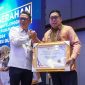 Pj Wali Kota Parepare Abdul Hayat Gani,menerima penghargaan dari Ombudsman atas Penyelenggaraan pelayanan publik di Kota Parepare sukses meraih hasil yang baik
