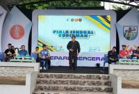Kepala Dinas Pemuda Olahraga dan Pariwisata (Disporapar) Parepare Iskandar Nusu, memberikan sambutan saat membuka turnamen Piala Jenderal Sudirman Cup di Lapangan Andi Makkasau kota Parepare
